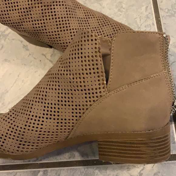 Taupe booties. Size 10 - Picture 4 of 6